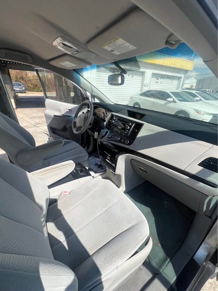 
								2011 Toyota Sienna full									