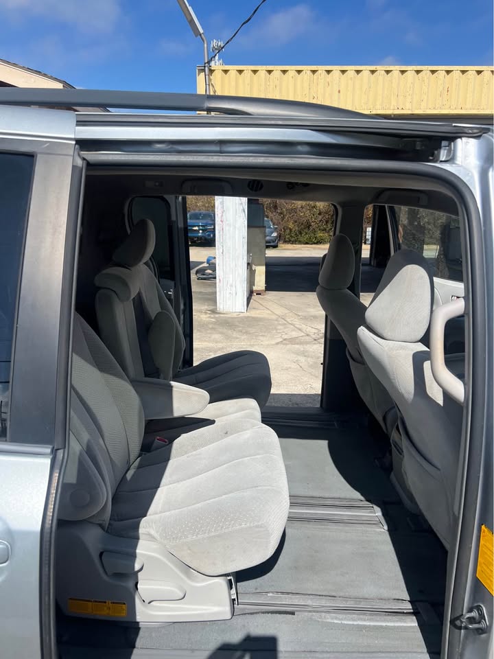 
								2011 Toyota Sienna full									