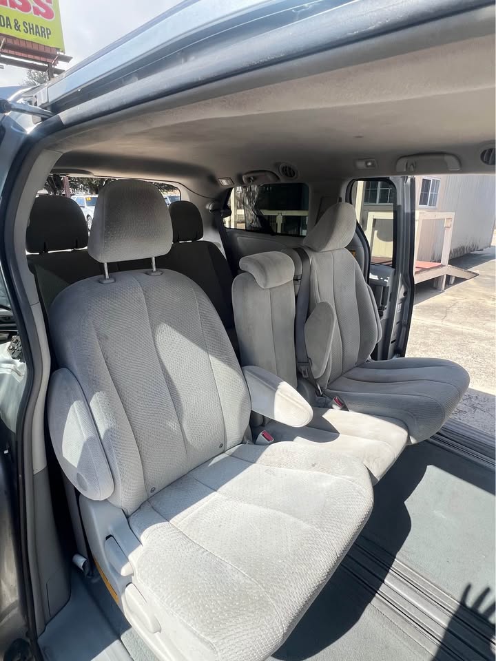 
								2011 Toyota Sienna full									