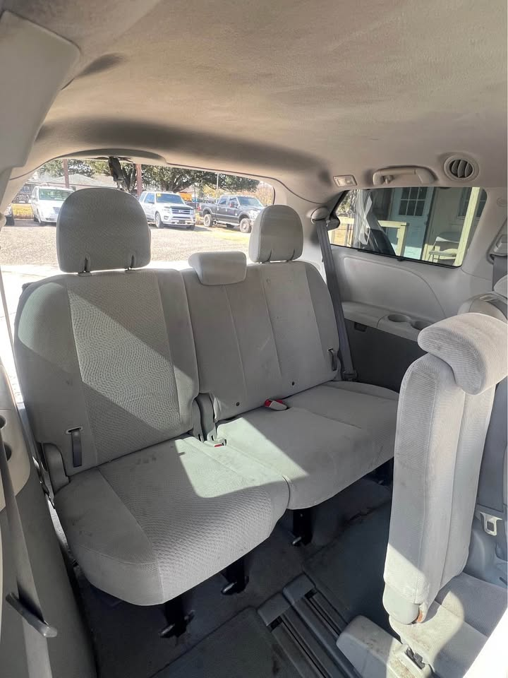 
								2011 Toyota Sienna full									