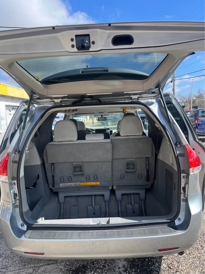 
								2011 Toyota Sienna full									