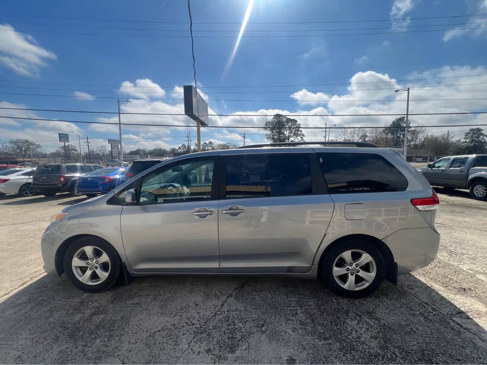 
								2011 Toyota Sienna full									