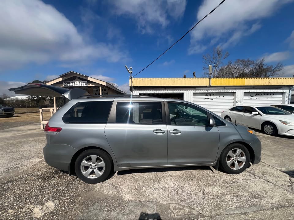 
								2011 Toyota Sienna full									