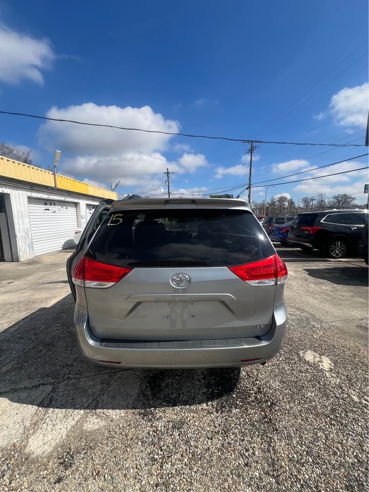 
								2011 Toyota Sienna full									
