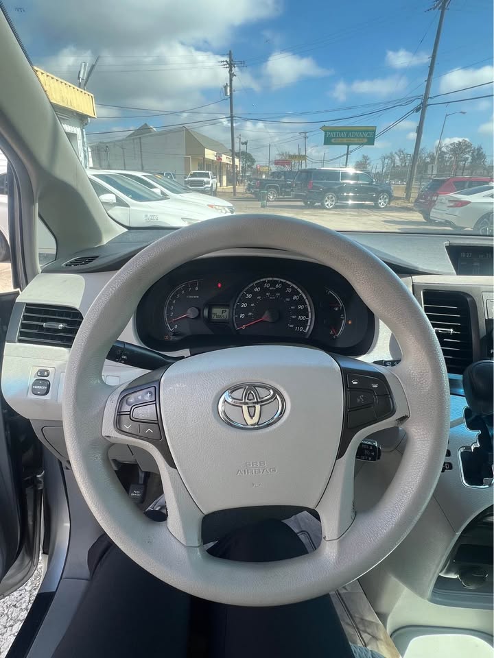
								2011 Toyota Sienna full									