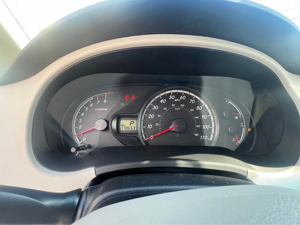 
								2011 Toyota Sienna full									