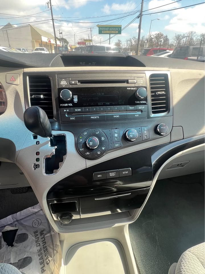 
								2011 Toyota Sienna full									