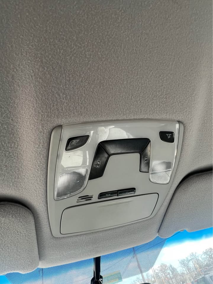 
								2011 Toyota Sienna full									