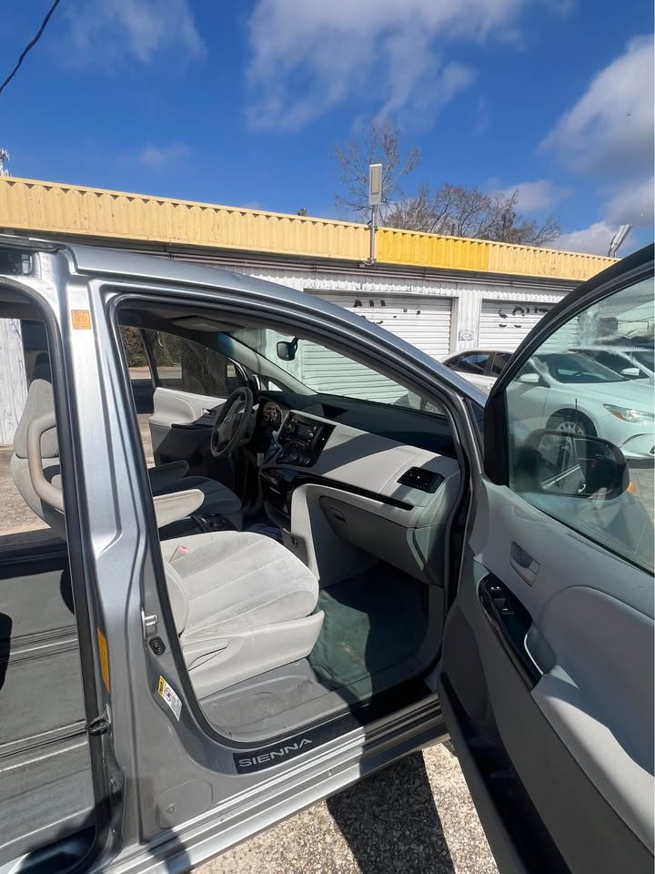 
								2011 Toyota Sienna full									